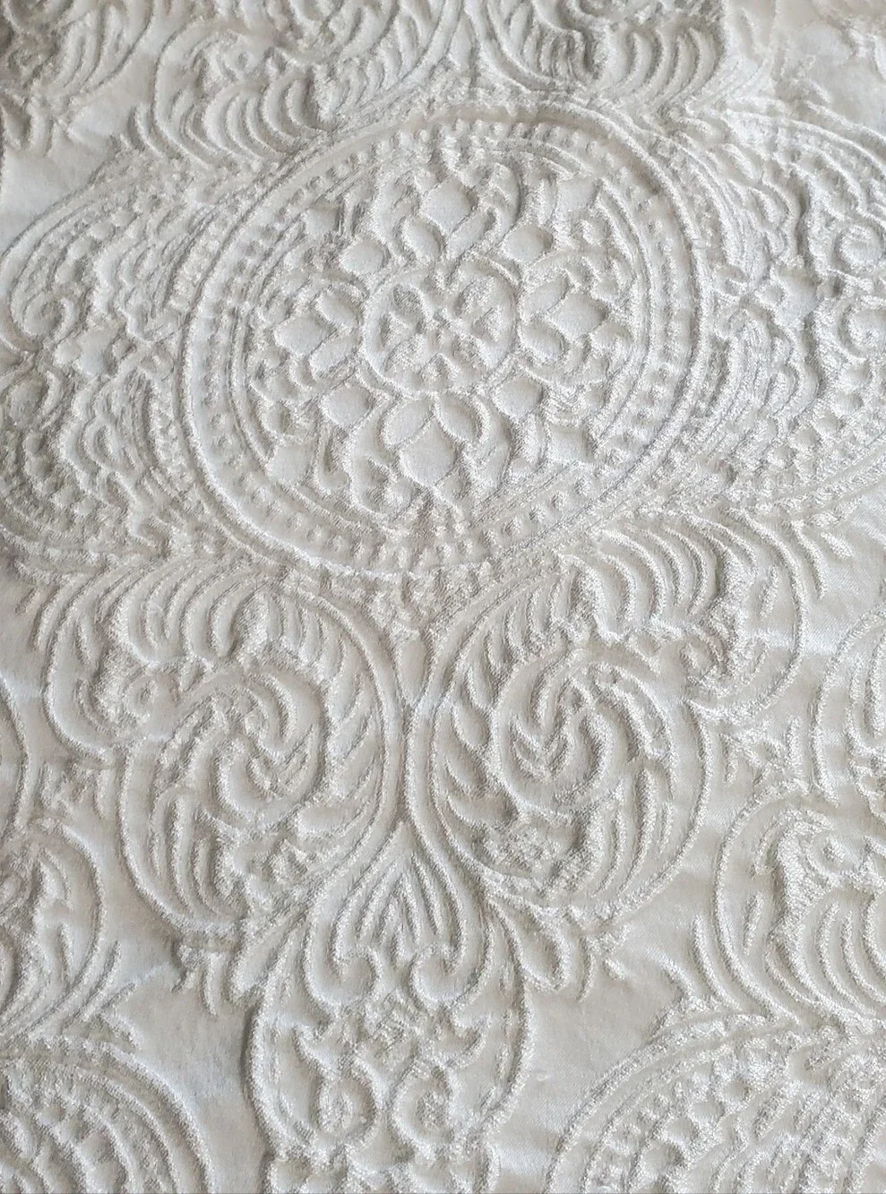 J. Queen New York White Quilted Medallion Comforter And 2 Shams King Size Set.